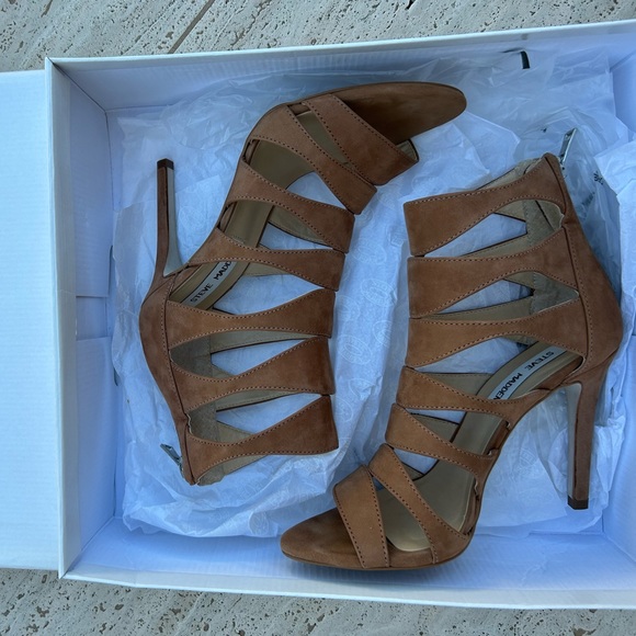✨NEW✨Steve Madden NUBUCK LEATHER Tan Cut-Out Heels - Picture 12 of 13
